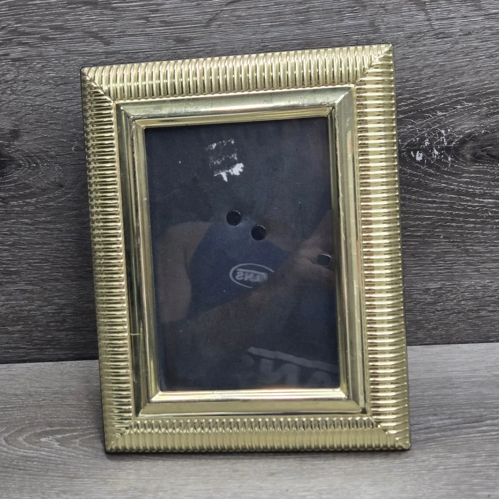 Vintage Gold Tone Textured Reeded Metal Picture Frame 5x7 Tabletop Wall Mount